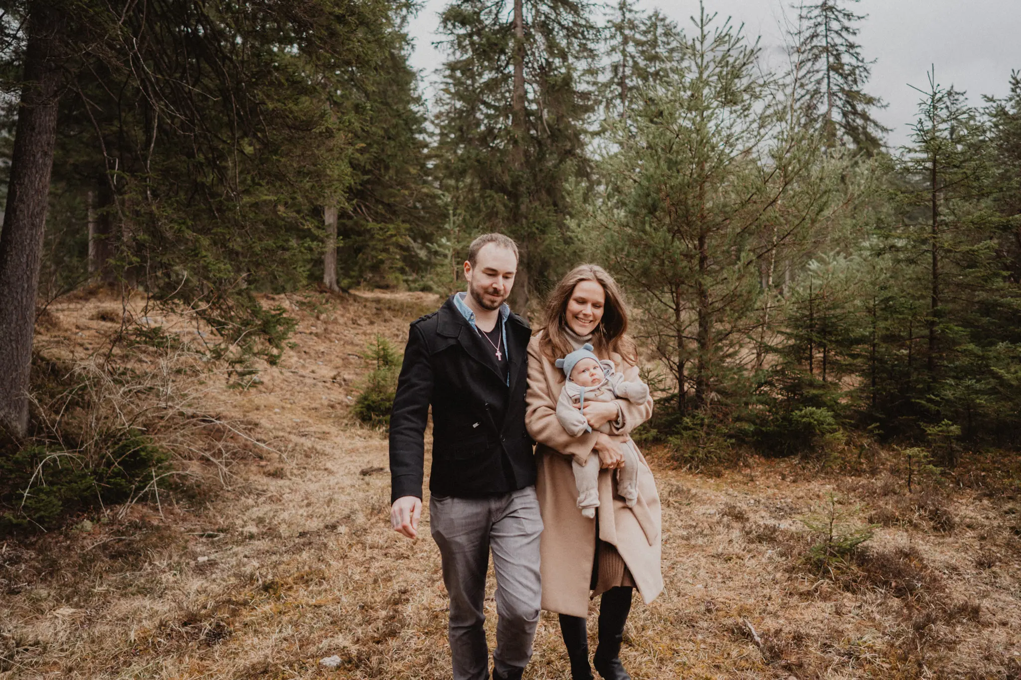 Familie beim Fotoshooting in der Natur
