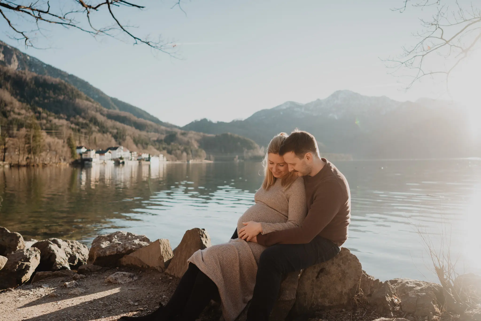 Familie beim Fotoshooting in der Natur